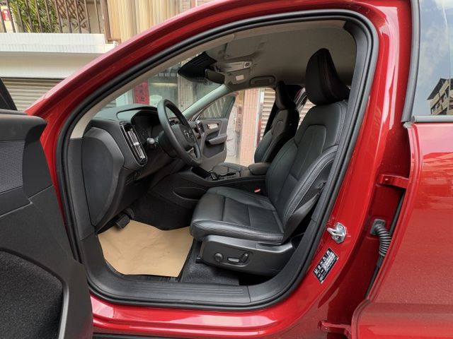 ★小改款高規領袖版僅跑4萬超低里程/原鈑件認證車，360環景.電動椅.Lv2跟車系統，可全額貸款購車★  第3張相片