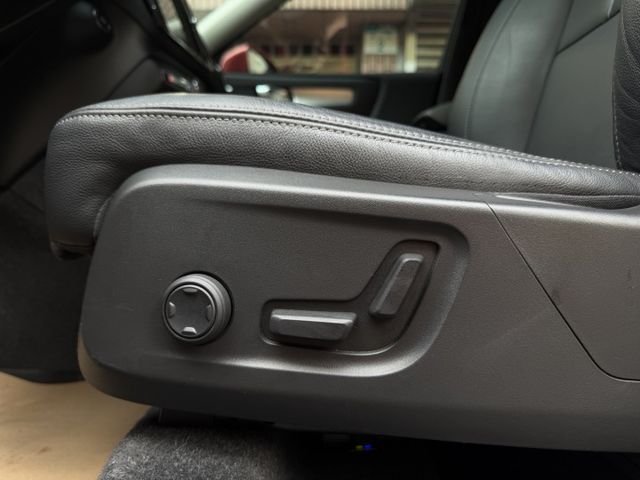 ★小改款高規領袖版僅跑4萬超低里程/原鈑件認證車，360環景.電動椅.Lv2跟車系統，可全額貸款購車★  第11張相片