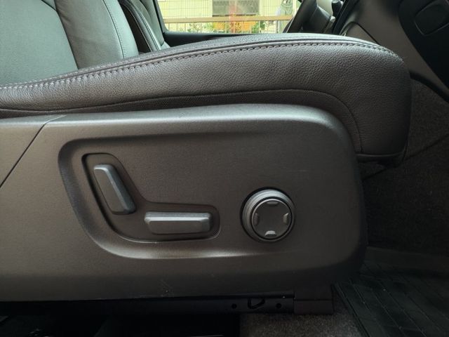 ★小改款高規領袖版僅跑4萬超低里程/原鈑件認證車，360環景.電動椅.Lv2跟車系統，可全額貸款購車★  第12張相片