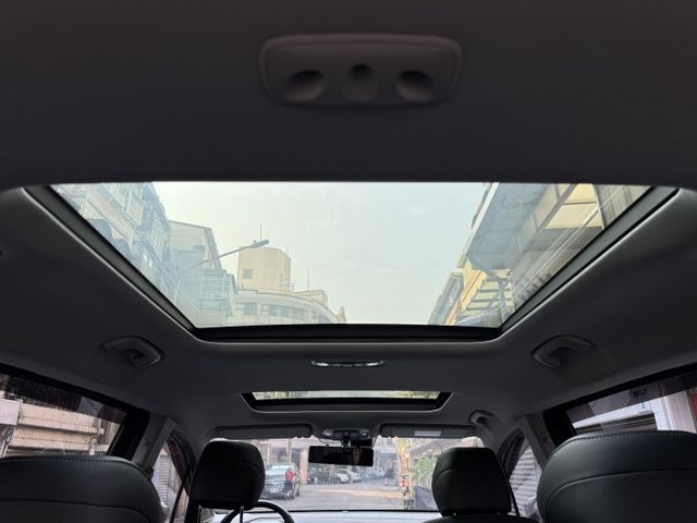 ★挑戰全台最低價旗艦版車型/原鈑件認證車~電滑門.全景天窗.360環景.電動椅.Lv2跟車，可全額貸款申辦新車利率★  第11張相片