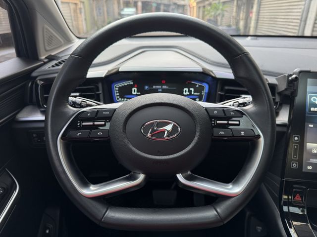 ★挑戰全台最低價旗艦版車型/原鈑件認證車~電滑門.全景天窗.360環景.電動椅.Lv2跟車，可全額貸款申辦新車利率★  第12張相片