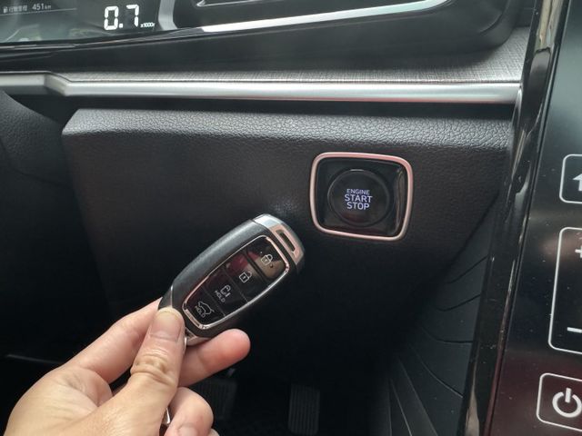 ★挑戰全台最低價旗艦版車型/原鈑件認證車~電滑門.全景天窗.360環景.電動椅.Lv2跟車，可全額貸款申辦新車利率★  第17張相片