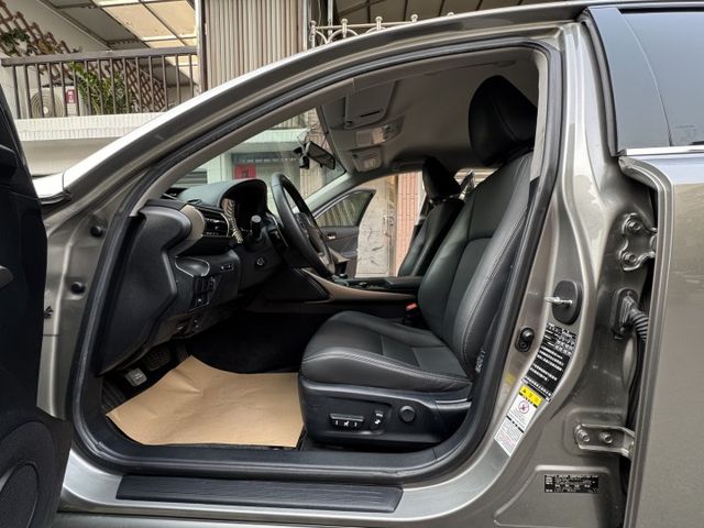 ★僅跑10萬公里至今原廠保養(附紀錄)，一公升可跑20公里以上，內裝外觀猶如新車&有認證原鈑件買的才安心★  第3張相片