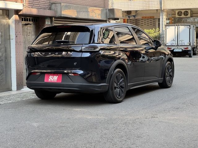 ★全程原廠保養/該換都已換~底盤猶如新車無聲無息，內裝外觀非常美觀，全車原鈑件認證車，開過電動車就回不去了★  第2張相片