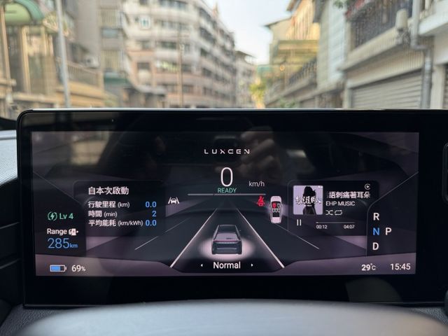 ★全程原廠保養/該換都已換~底盤猶如新車無聲無息，內裝外觀非常美觀，全車原鈑件認證車，開過電動車就回不去了★  第7張相片