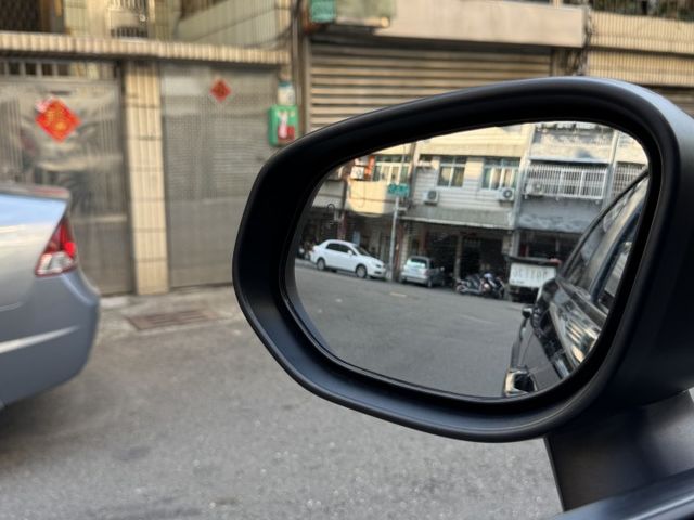 ★全程原廠保養/該換都已換~底盤猶如新車無聲無息，內裝外觀非常美觀，全車原鈑件認證車，開過電動車就回不去了★  第15張相片