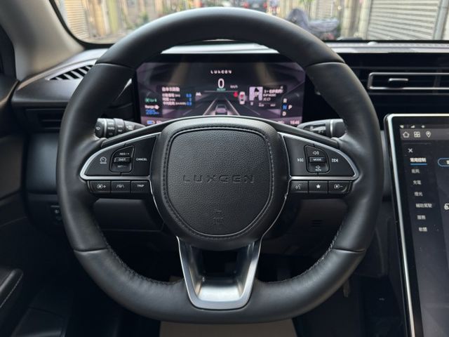 ★全程原廠保養/該換都已換~底盤猶如新車無聲無息，內裝外觀非常美觀，全車原鈑件認證車，開過電動車就回不去了★  第16張相片