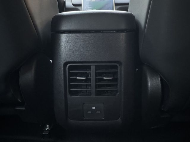 ★全程原廠保養/該換都已換~底盤猶如新車無聲無息，內裝外觀非常美觀，全車原鈑件認證車，開過電動車就回不去了★  第17張相片