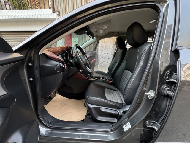 ★僅跑8萬頂級版車型+升級鋼鐵灰/衛星導航~IKEY.HUD.盲點.倒車顯影.車道偏移.AEB.LED頭燈，認證車原鈑★  第3張相片