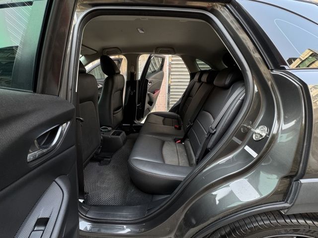 ★僅跑8萬頂級版車型+升級鋼鐵灰/衛星導航~IKEY.HUD.盲點.倒車顯影.車道偏移.AEB.LED頭燈，認證車原鈑★  第4張相片