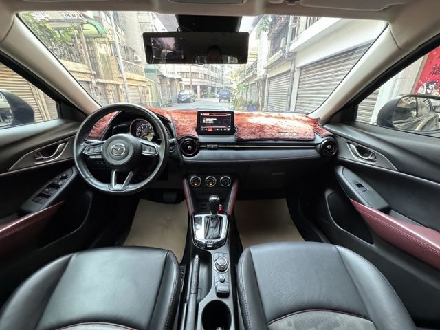 ★僅跑8萬頂級版車型+升級鋼鐵灰/衛星導航~IKEY.HUD.盲點.倒車顯影.車道偏移.AEB.LED頭燈，認證車原鈑★  第6張相片