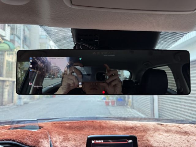 ★僅跑8萬頂級版車型+升級鋼鐵灰/衛星導航~IKEY.HUD.盲點.倒車顯影.車道偏移.AEB.LED頭燈，認證車原鈑★  第9張相片