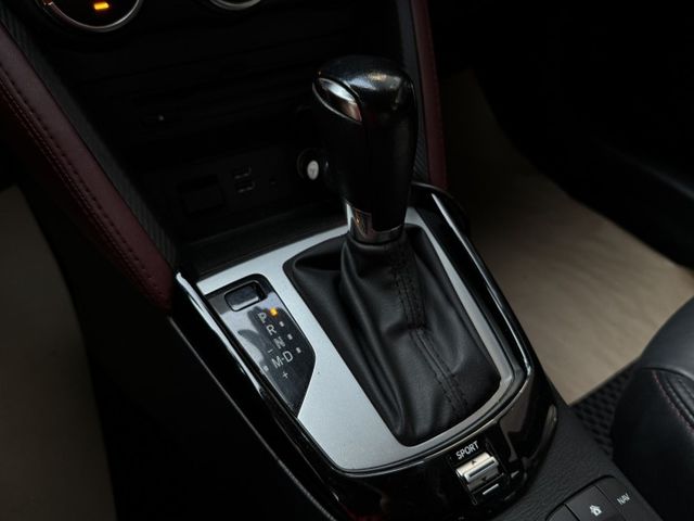 ★僅跑8萬頂級版車型+升級鋼鐵灰/衛星導航~IKEY.HUD.盲點.倒車顯影.車道偏移.AEB.LED頭燈，認證車原鈑★  第12張相片