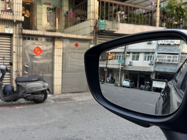 ★僅跑8萬頂級版車型+升級鋼鐵灰/衛星導航~IKEY.HUD.盲點.倒車顯影.車道偏移.AEB.LED頭燈，認證車原鈑★  第16張相片