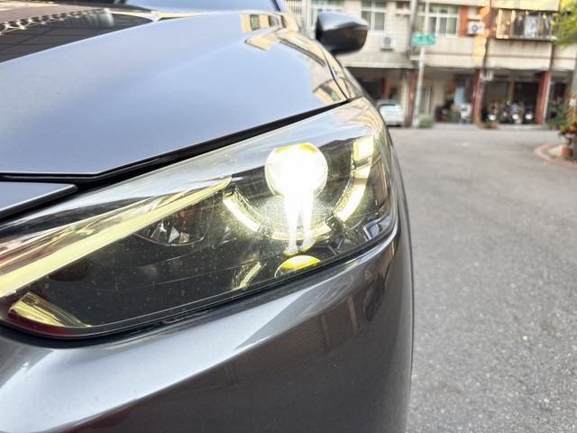 ★僅跑8萬頂級版車型+升級鋼鐵灰/衛星導航~IKEY.HUD.盲點.倒車顯影.車道偏移.AEB.LED頭燈，認證車原鈑★  第19張相片