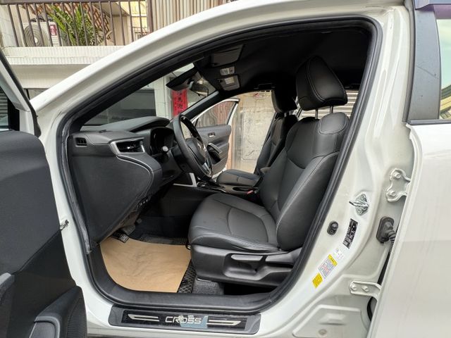 ★超美白色豪華版+升級10萬雙精裝特仕~僅跑6萬，IKEY.LV2.導航.CARPLAY.HUD.迎賓踏板，認證車原鈑★  第3張相片