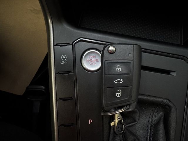 ★最美白色1.0渦輪智能特仕版~僅跑4萬多低里程，IKEY.ACC.盲點.LED頭燈.CARPLAY導航，認證車原鈑★  第11張相片