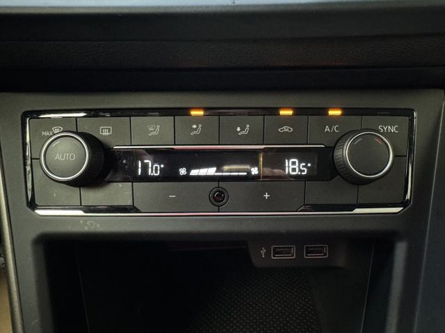 ★最美白色1.0渦輪智能特仕版~僅跑4萬多低里程，IKEY.ACC.盲點.LED頭燈.CARPLAY導航，認證車原鈑★  第12張相片