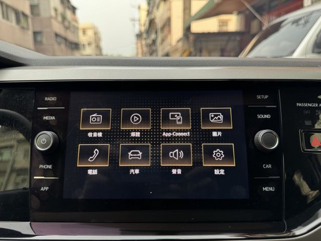 ★最美白色1.0渦輪智能特仕版~僅跑4萬多低里程，IKEY.ACC.盲點.LED頭燈.CARPLAY導航，認證車原鈑★  第13張相片