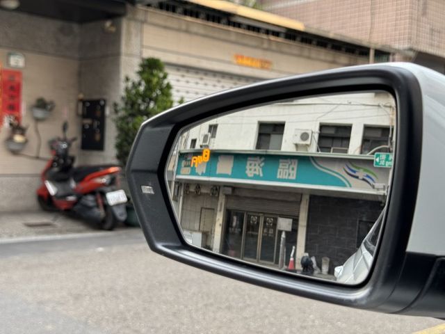 ★最美白色1.0渦輪智能特仕版~僅跑4萬多低里程，IKEY.ACC.盲點.LED頭燈.CARPLAY導航，認證車原鈑★  第17張相片