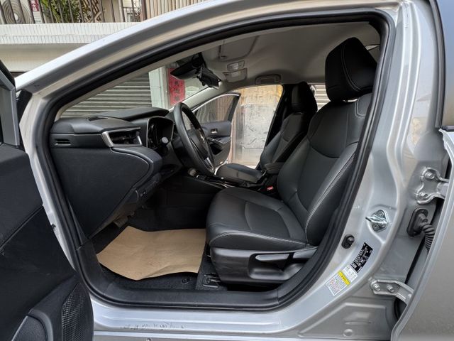 ★高規豪華版~僅跑1萬多低里程~IKEY.LV2.CARPLAY導航.恆溫，類新車最好照顧的顏色，認證車原鈑，原廠保固★  第3張相片