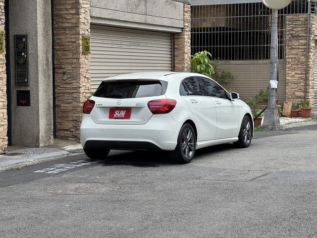 ★超級美車僅跑8萬多/最美白色系/認證車原鈑件~IKEY.換檔撥片.電動椅.LED頭燈.9氣囊.定速，可全額貸款★  第2張相片