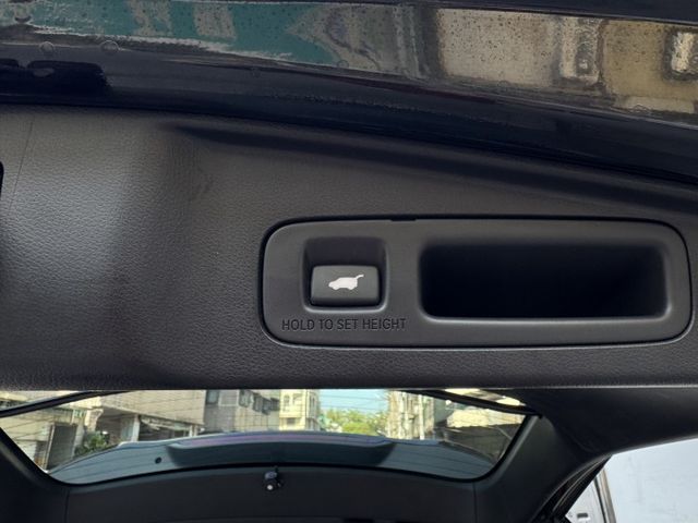 ★特價全新小改款5.5代VTIS~僅跑5萬低里程，IKEY.電尾門.LV2.導航.LED.CARPLAY，認證車原鈑件★  第10張相片