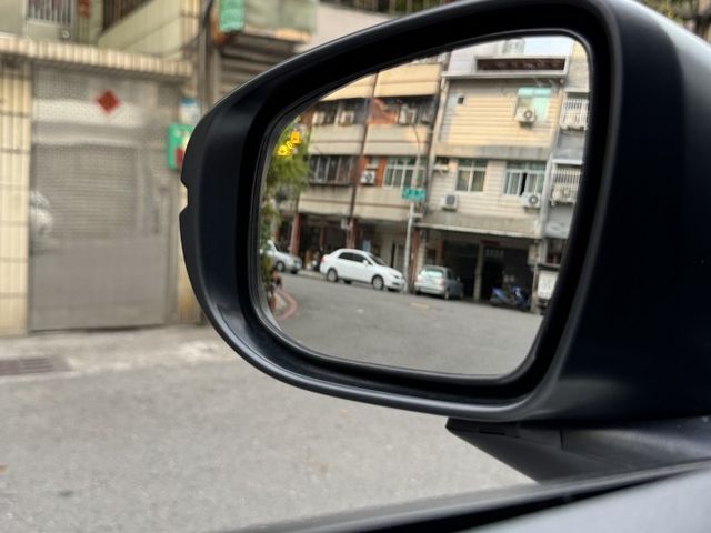 ★油電旗艦版~認證車原鈑件，IKEY.盲點.LV2.CARPLAY.LED頭燈，市區平均一公升可跑39公里超級省油★  第19張相片