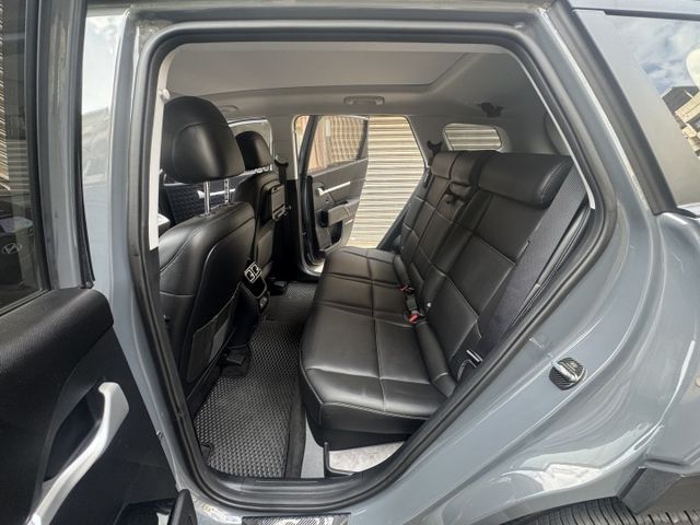 ★未滿一年車僅跑6千~最頂規GLC版，認證車原鈑件，全台最低價，全景天窗.感應尾門.LV2.環景影像.盲點，原廠保固中★  第4張相片