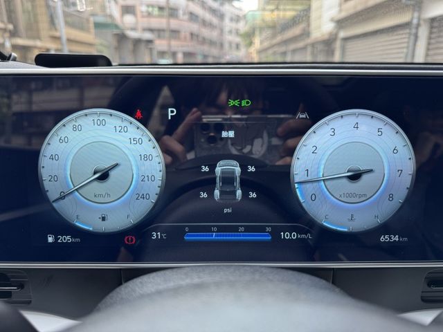 ★未滿一年車僅跑6千~最頂規GLC版，認證車原鈑件，全台最低價，全景天窗.感應尾門.LV2.環景影像.盲點，原廠保固中★  第6張相片