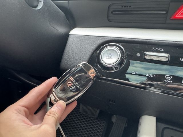 ★未滿一年車僅跑6千~最頂規GLC版，認證車原鈑件，全台最低價，全景天窗.感應尾門.LV2.環景影像.盲點，原廠保固中★  第13張相片