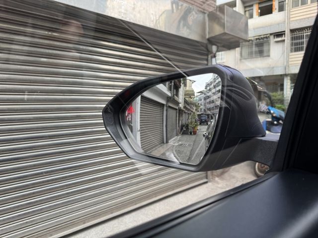★未滿一年車僅跑6千~最頂規GLC版，認證車原鈑件，全台最低價，全景天窗.感應尾門.LV2.環景影像.盲點，原廠保固中★  第19張相片