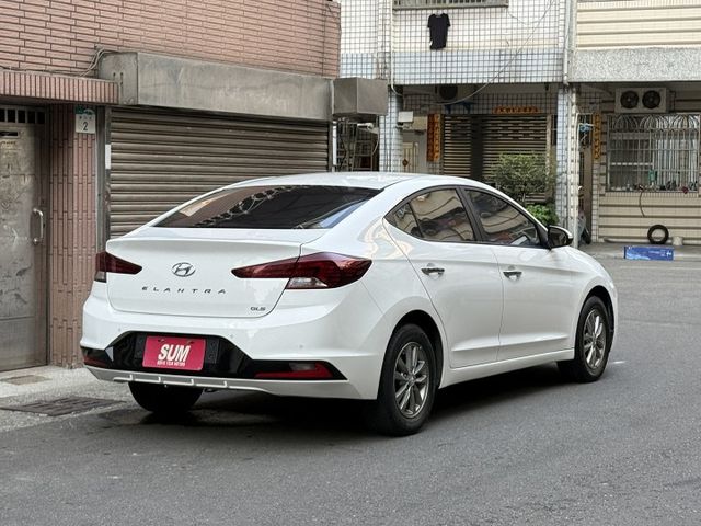 ★末代ELANTRA超低里程+升級影音全配~定速.防滑系統.6氣囊.導航.倒車顯影.CARPLAY，認證車原鈑件可全貸★  第2張相片