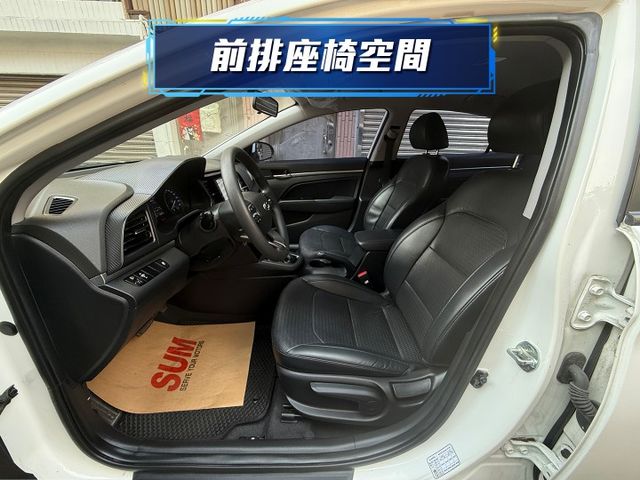 ★末代ELANTRA超低里程+升級影音全配~定速.防滑系統.6氣囊.導航.倒車顯影.CARPLAY，認證車原鈑件可全貸★  第3張相片