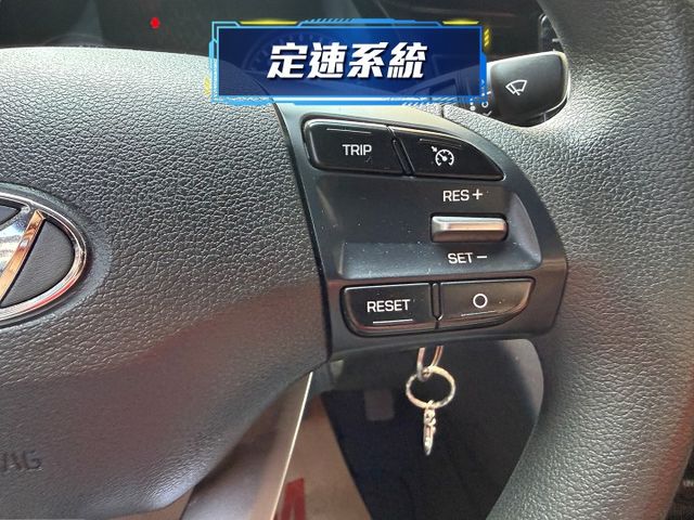 ★末代ELANTRA超低里程+升級影音全配~定速.防滑系統.6氣囊.導航.倒車顯影.CARPLAY，認證車原鈑件可全貸★  第9張相片