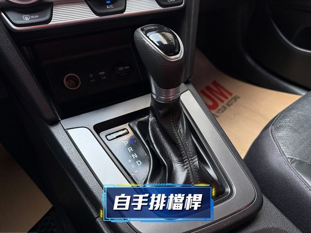 ★末代ELANTRA超低里程+升級影音全配~定速.防滑系統.6氣囊.導航.倒車顯影.CARPLAY，認證車原鈑件可全貸★  第12張相片