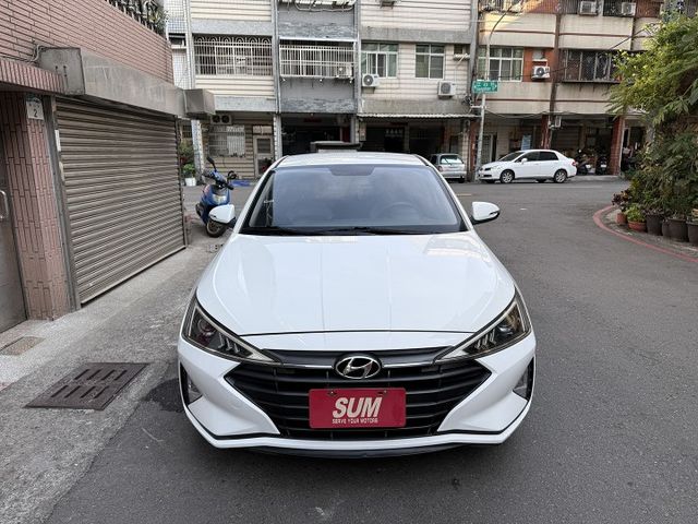 ★末代ELANTRA超低里程+升級影音全配~定速.防滑系統.6氣囊.導航.倒車顯影.CARPLAY，認證車原鈑件可全貸★  第18張相片