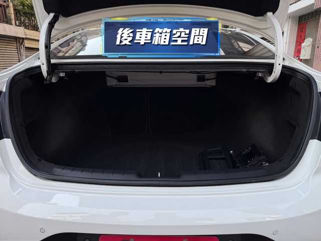 ★末代ELANTRA超低里程+升級影音全配~定速.防滑系統.6氣囊.導航.倒車顯影.CARPLAY，認證車原鈑件可全貸★  第20張相片