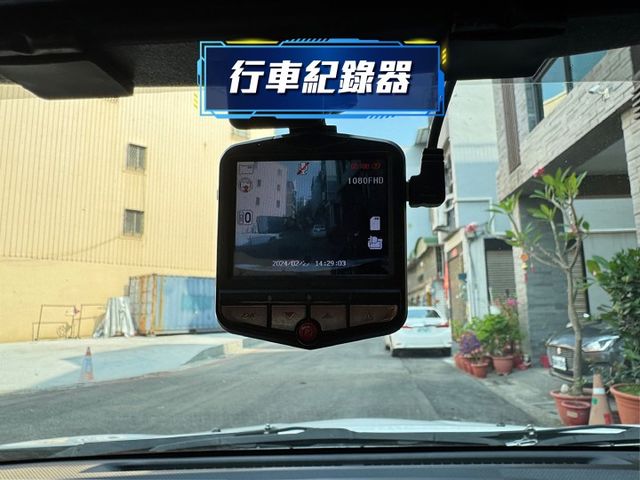 ★精裝影音版~認證車原鈑件，衛星導航.數位電視.倒車顯影.胎壓偵測.前雷達，最美白色系，可全額貸款★  第15張相片