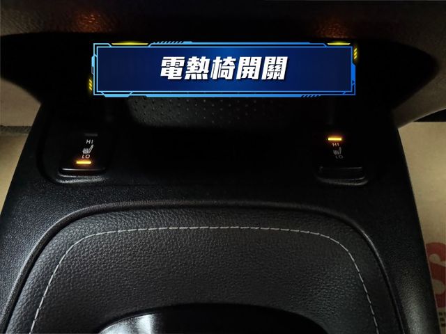 ★超美旗艦版+精裝影音特仕~僅跑2.8萬，認證車原鈑件~電動椅.盲點.HUD.換檔撥片.導航.CARPLAY，可全貸★  第11張相片