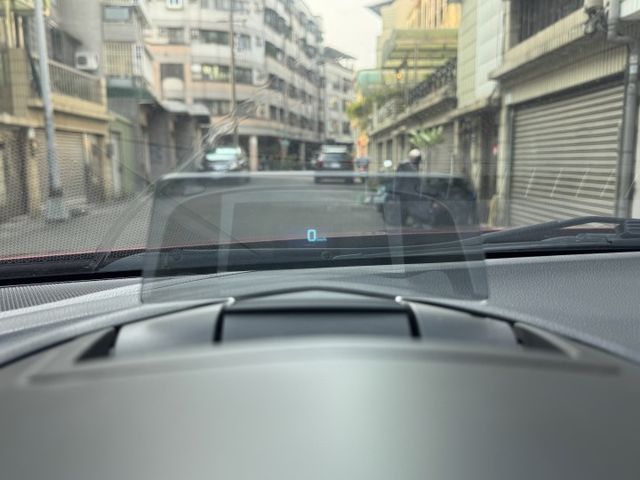 ★僅跑9萬低里程認證車~4門頂級款+升級魂動紅/導航/電子後視鏡~HID頭燈.定速.IKEY.盲點.6氣囊，可全額貸款★  第7張相片
