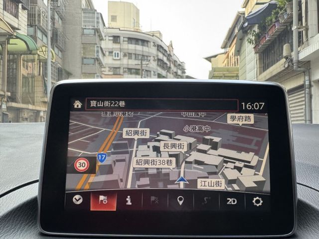 ★僅跑9萬低里程認證車~4門頂級款+升級魂動紅/導航/電子後視鏡~HID頭燈.定速.IKEY.盲點.6氣囊，可全額貸款★  第16張相片