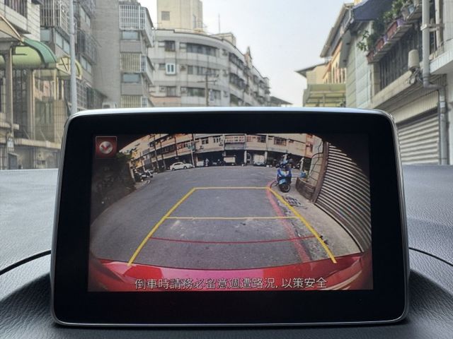 ★僅跑9萬低里程認證車~4門頂級款+升級魂動紅/導航/電子後視鏡~HID頭燈.定速.IKEY.盲點.6氣囊，可全額貸款★  第17張相片