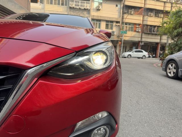 ★僅跑9萬低里程認證車~4門頂級款+升級魂動紅/導航/電子後視鏡~HID頭燈.定速.IKEY.盲點.6氣囊，可全額貸款★  第19張相片
