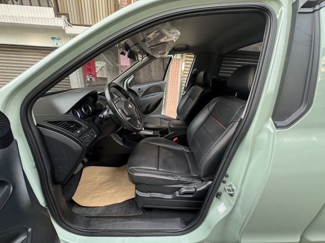 ★客貨兩用超實用皮卡+升級大螢幕影音~僅跑4.8萬，認證車原鈑件，導航.倒車顯影.CARPLAY.感應頭燈，可全額貸款★  第3張相片