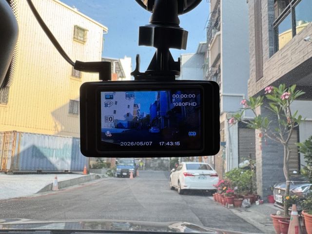 ★大特價時尚輕休旅GLA180~省油省稅渦輪大動能，HID頭燈.電動尾門.電動椅.倒車顯影，認證車原鈑件，可全額貸款★  第13張相片
