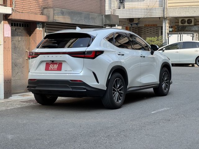 ★年底車2025年式NX350h+升級導航/環景影像，認證車原鈑件，LV2.盲點.雙電動椅.LED.無線CARPLAY★  第2張相片