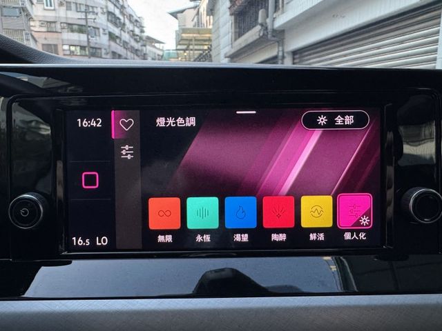 ★1.5渦輪僅跑2萬多超級美車~認證車原鈑件，IKEY.LV2.盲點.換檔撥片.CARPLAY.LED頭燈，可全額貸★  第15張相片