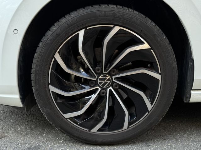 ★1.5渦輪僅跑2萬多超級美車~認證車原鈑件，IKEY.LV2.盲點.換檔撥片.CARPLAY.LED頭燈，可全額貸★  第20張相片
