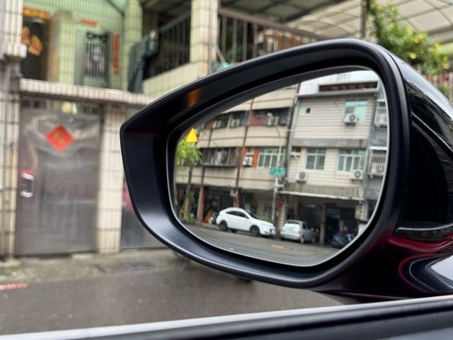★大特價最頂規Signature版+選配紅內裝~僅跑1萬多，認證車原鈑，BOSE音響.環景.LV2.HUD.記憶電動椅★  第18張相片